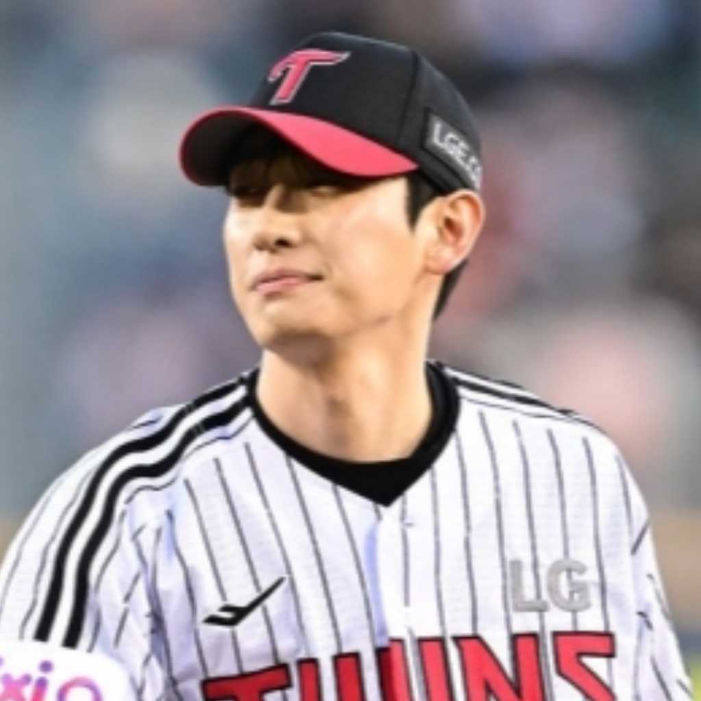 【PHOTO】ユン・バク、始球式に登場…爽やかなユニフォーム姿