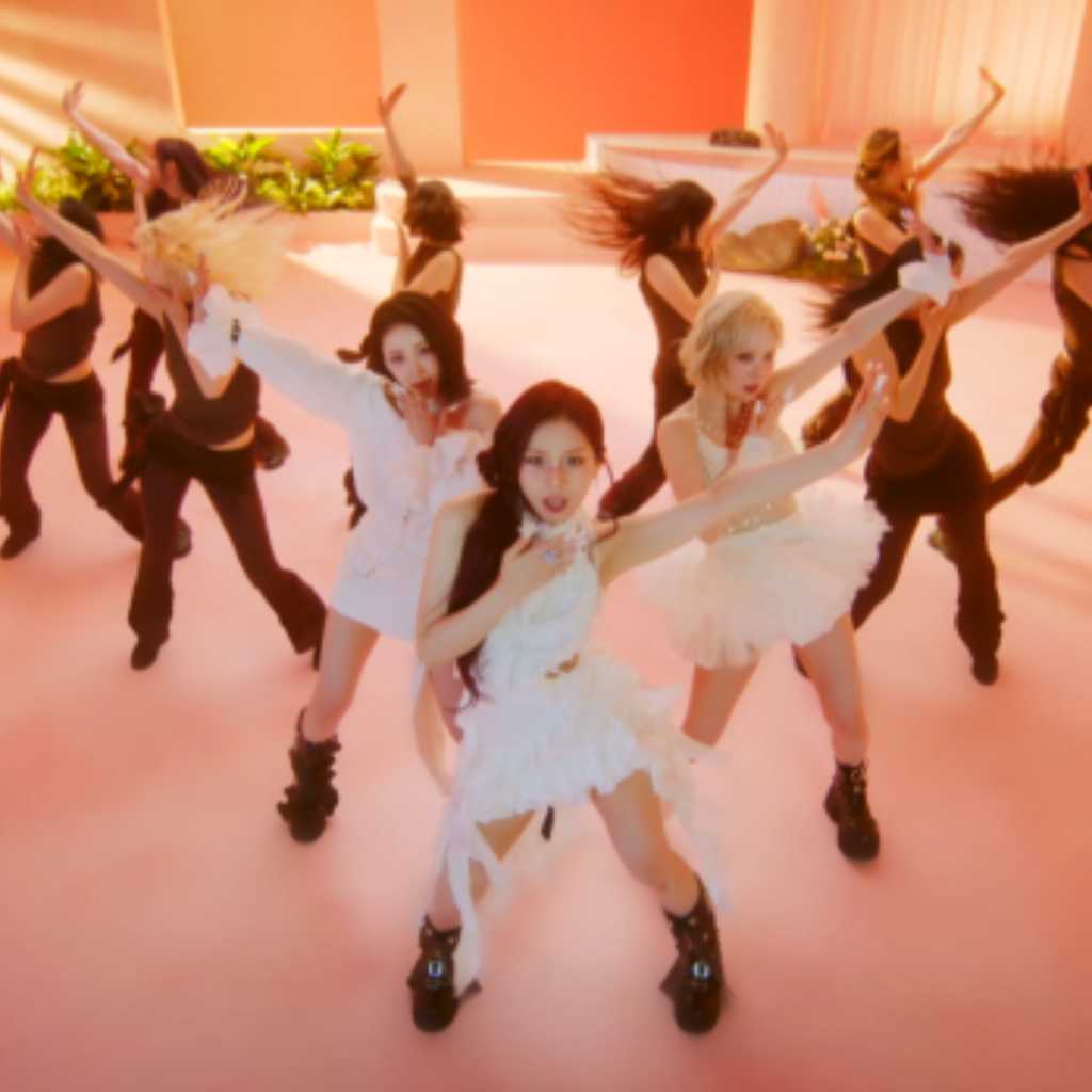 VIVIZ、タイトル曲「La La Love Me」MV公開…夢幻的な映像美に注目