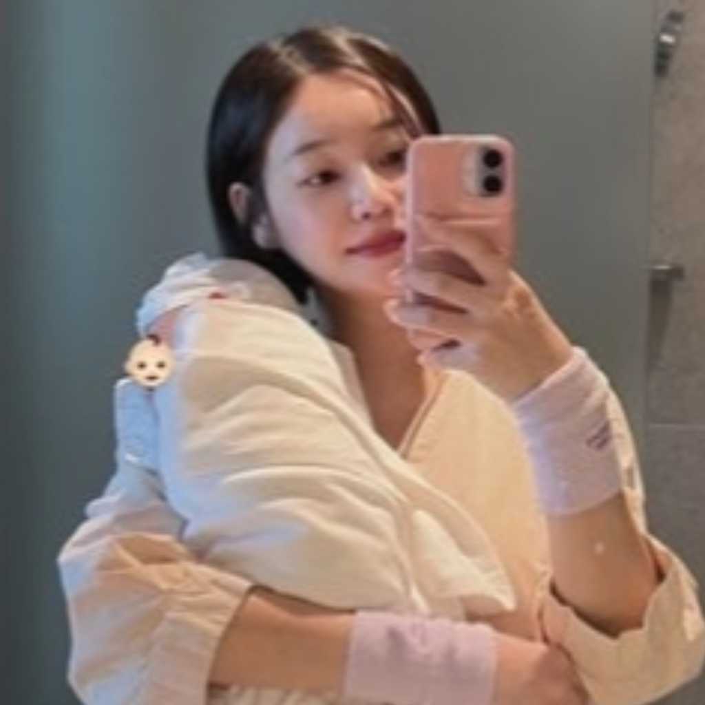 AOA ユナ、母親になった幸せいっぱいの写真を公開「ゆっくり成長してね」