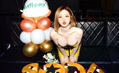 Dj Soda 超ミニワンピ姿でセクシーな記念ショット 大胆な胸元に釘付け Kstyle
