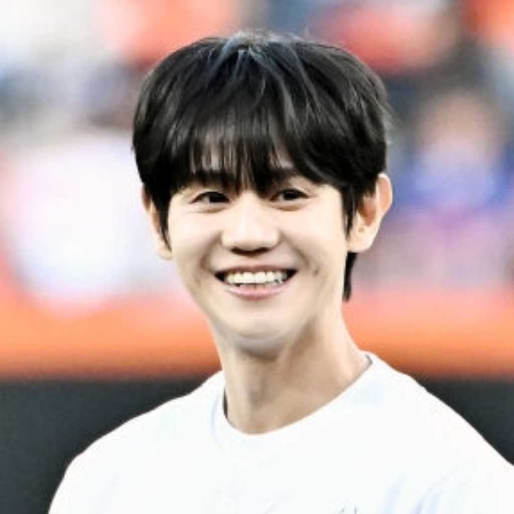 【PHOTO】Highlight ヤン・ヨソプ、始球式に登場…見事な投球フォーム