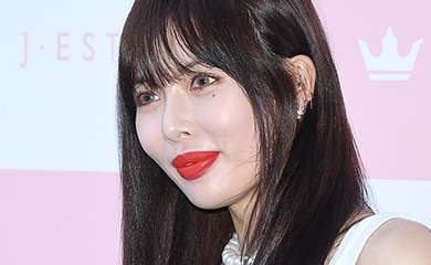 キム・ヒョナ、結婚を控え…元恋人DAWNの写った投稿をインスタから削除