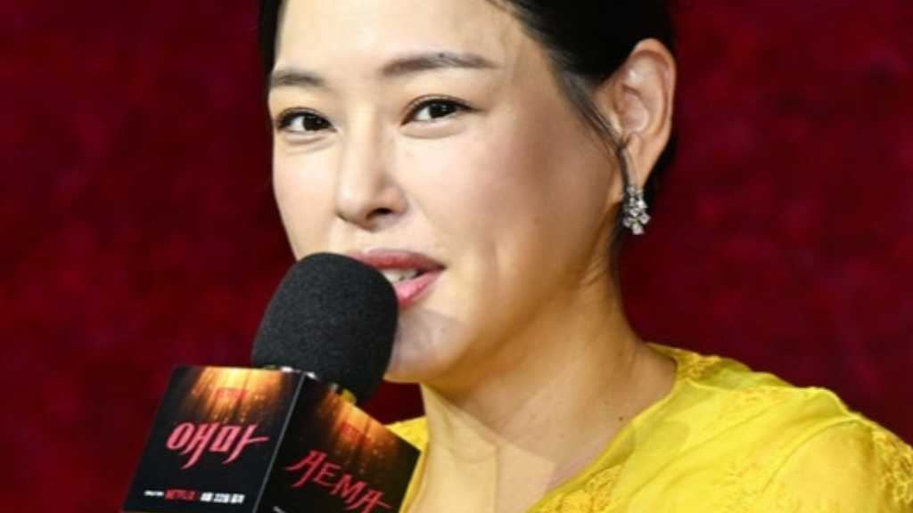 イ・ハニ、ふっくらお腹で会見に登場「予定日は来週…今日は出てこないと思って」