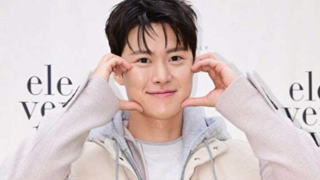 コンミョン、弟のNCT ドヨンとのツーショットを公開!入隊を応援「未来で待ってる」