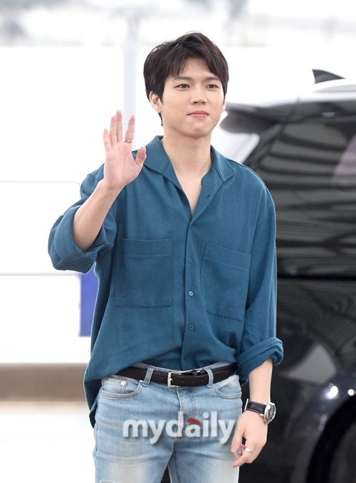 PHOTO】INFINITE ウヒョン、アジアツアーのため台湾に出国…爽やかに挨拶 - Kstyle