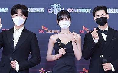 【PHOTO】東方神起 ユンホ＆ASTRO チャウヌ＆シン・イェウン「2020 KBS歌謡祭」レッドカーペットに登場