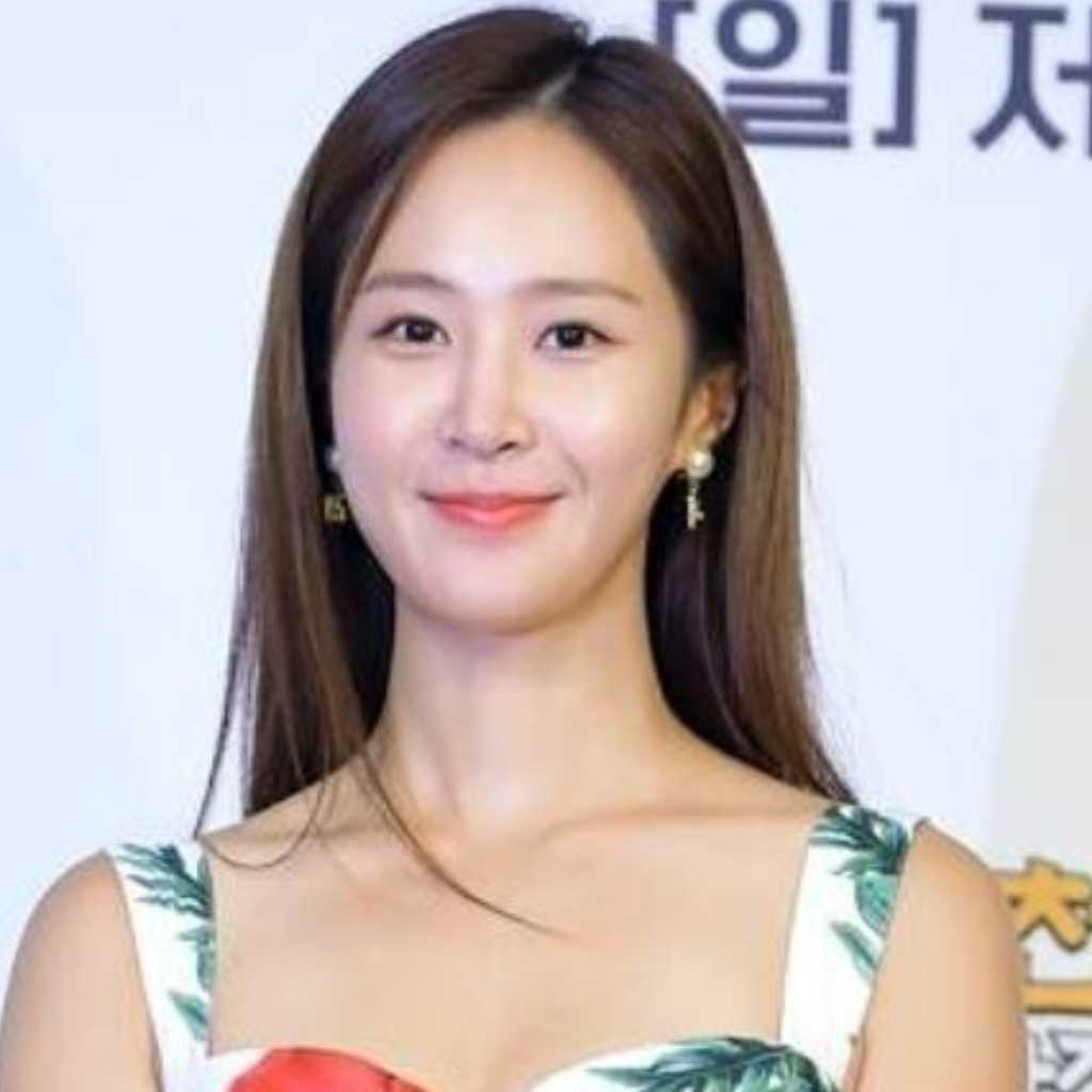 少女時代 ユリ、19年間所属したSMとの契約終了を発表…グループ活動は継続へ(公式)