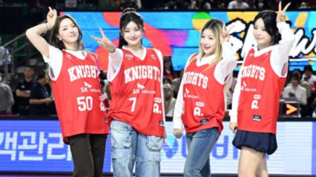 【PHOTO】FIFTY FIFTY、バスケットボールのハーフタイムショーに出演!試合も観戦し全力で応援