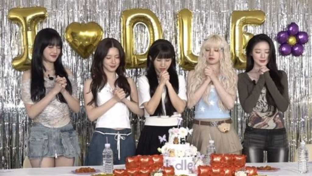 “グループ名を変更”i-dle、デビュー7周年を祝う特別ライブ配信を実施…ファンに感謝も