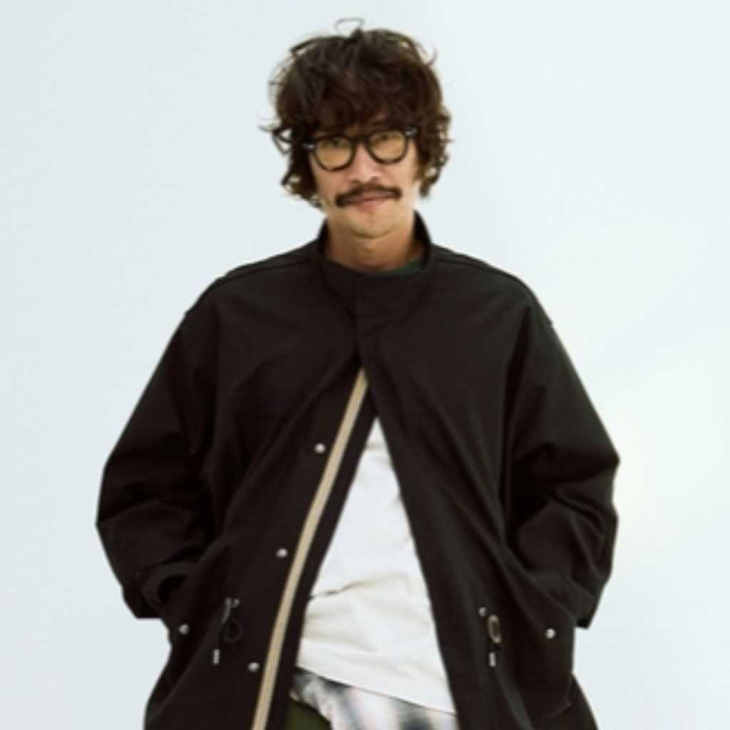 俳優リュ・スンボム、個性あふれるビジュアルを披露!変わらぬファッションアイコン