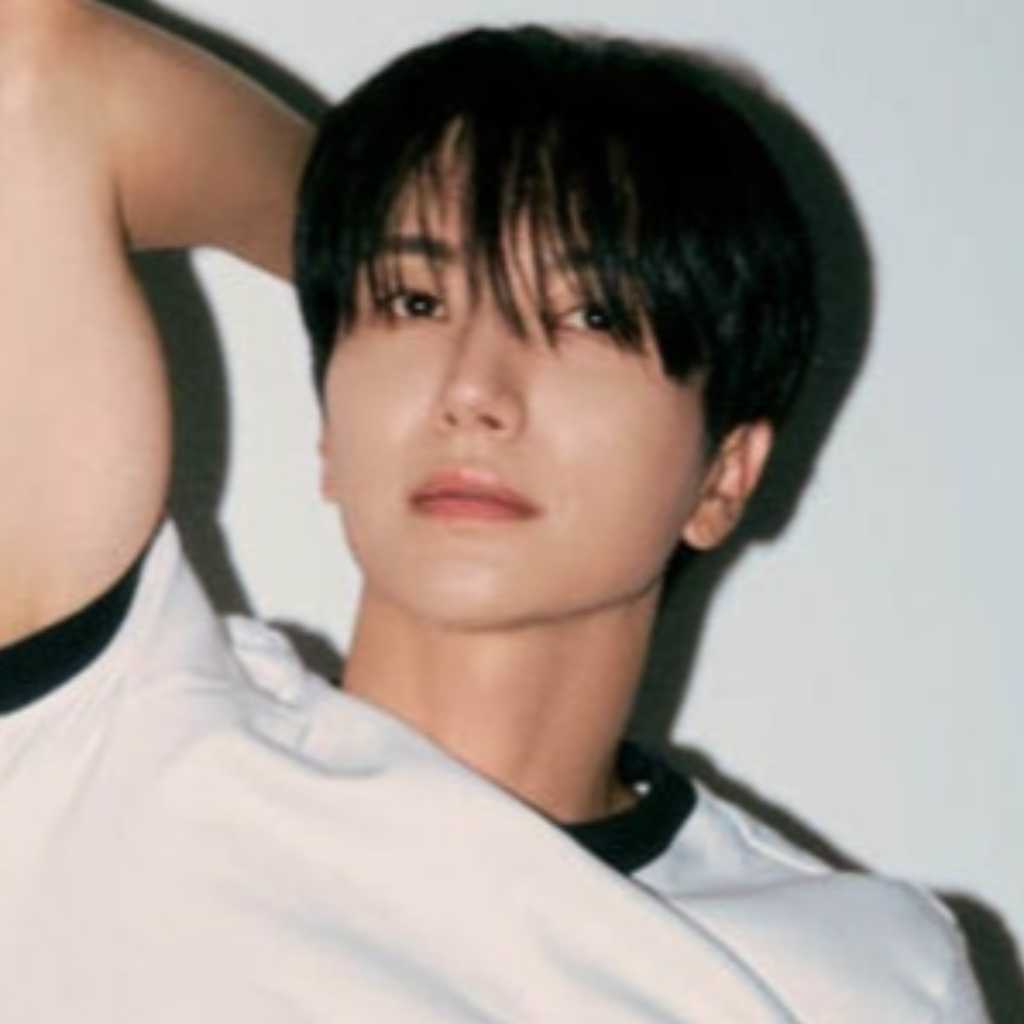 SUPER JUNIOR イトゥク、セクシーな腹筋を大公開！「あっという間に20周年…グループはずっと続けていく」