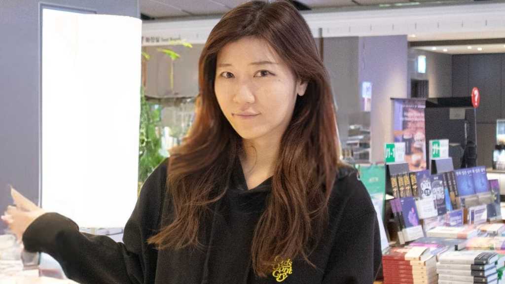 ヒコロヒー、初の小説集「黙って喋って」韓国語訳版を発売！現地でのトークイベントが大反響