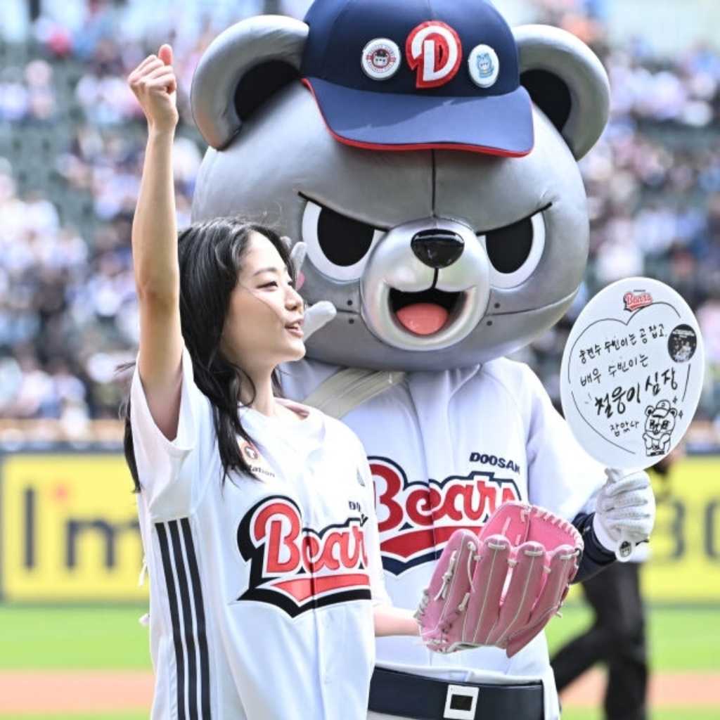 【PHOTO】チョン・スビン、始球式に登場…美しい投球フォーム