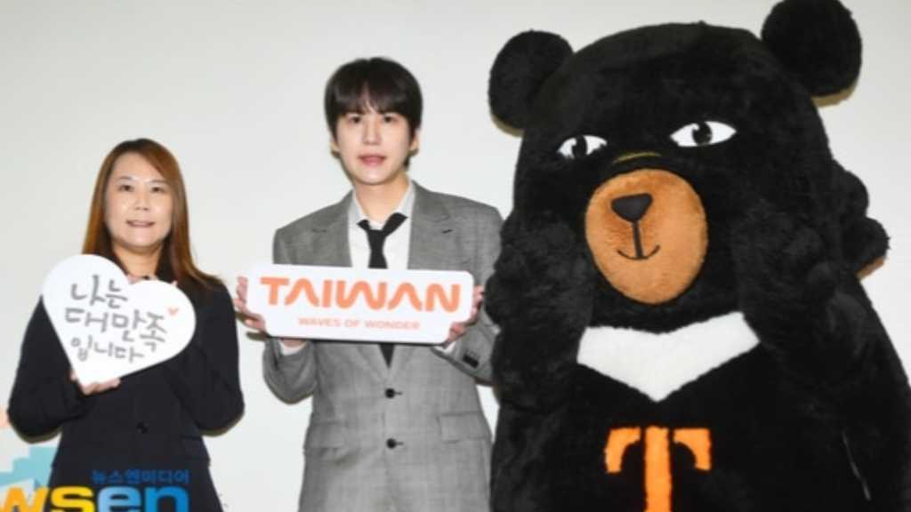 PHOTO】EXO ベクヒョン、始球式に参加“胸ときめくユニフォーム姿