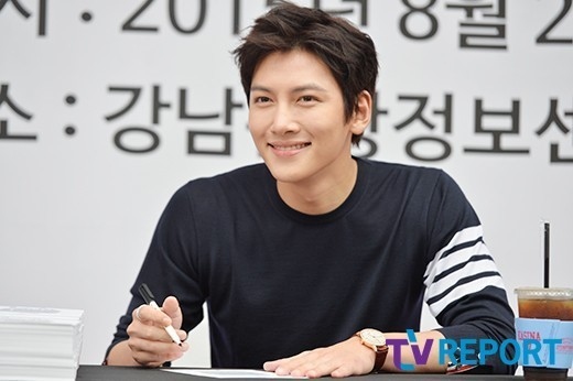 Photo チ チャンウク サイン会に出席 女心を揺さぶる微笑み Kstyle