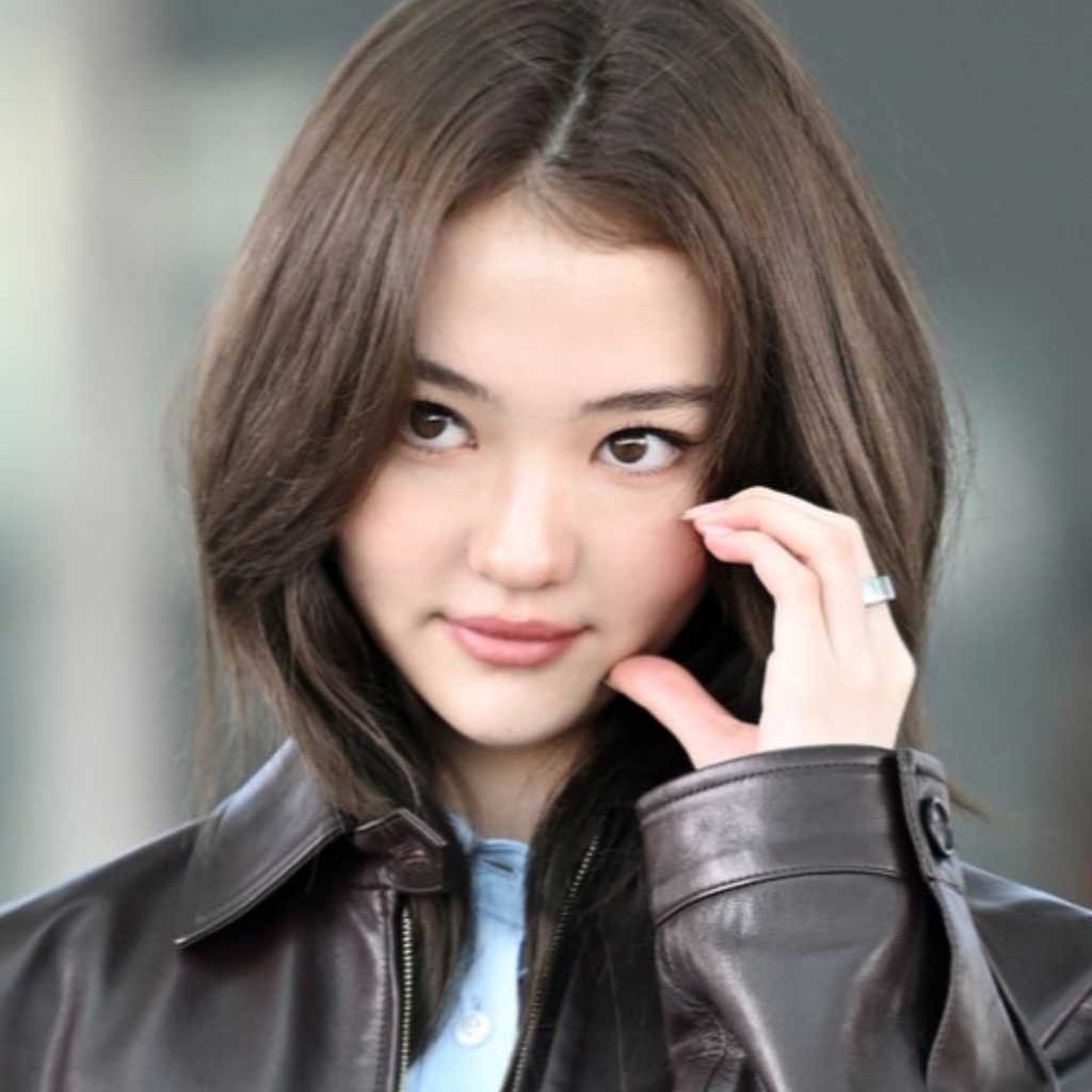 【PHOTO】MEOVV エラ、ファッションウィークに出席するためフランスへ出国(動画あり)