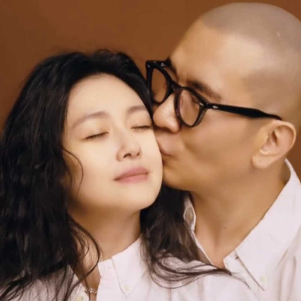 台湾版「花より男子」出演バービィー・スーさん、1周忌迎え夫が彫像を制作…SUPER JUNIOR シウォンらが除幕式に出席