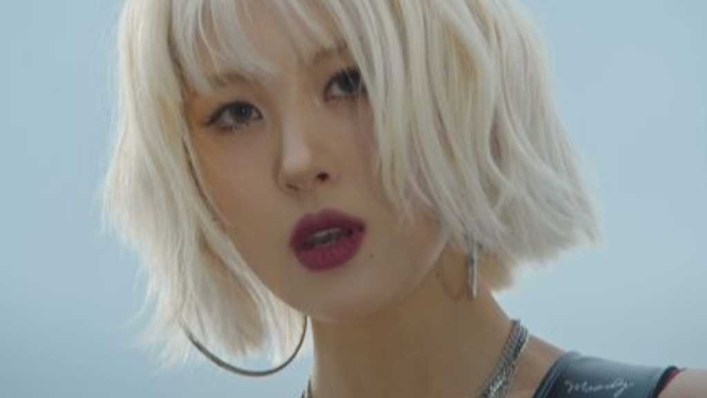 元Wonder Girls ソンミ、タイトル曲「BLUE！」MV公開…屋上でベースを弾く姿に注目