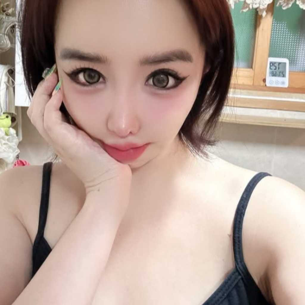 2NE1のBOM、活動中断後初のSNS更新…リラックスした様子を公開