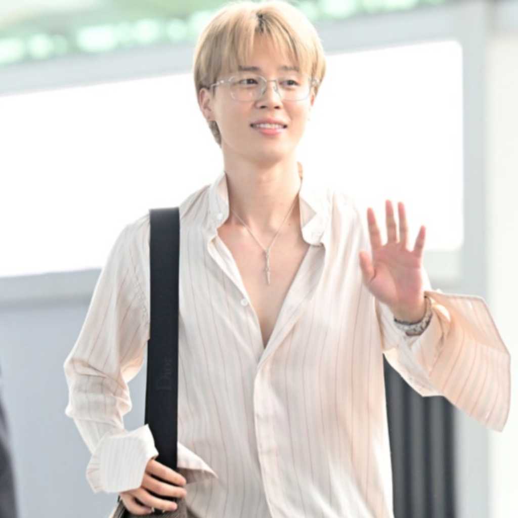 【PHOTO】BTS ジミン、金髪&メガネ姿で登場!ファッションショーのためフランスへ(動画あり)