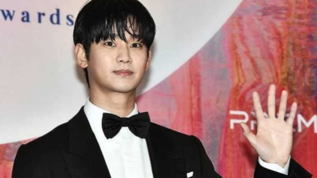 キム・スヒョン、広告契約めぐる28億ウォン訴訟…対立のまま続行へ