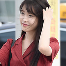 【PHOTO】IU、スケジュールのため中国へ出国“キュートな空港ファッション”