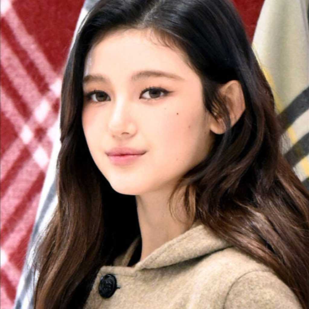 NewJeans ダニエル、敗訴後の近況をキャッチ…元マラソン選手と共に笑顔