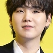 BTSのSUGA、ニュース番組が不確かな防犯カメラ映像を削除…最新の映像では自宅に向かう姿も