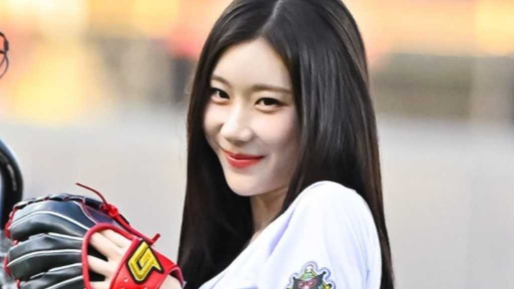 【PHOTO】ITZY チェリョン、始球式に登場…キュートなユニフォーム姿