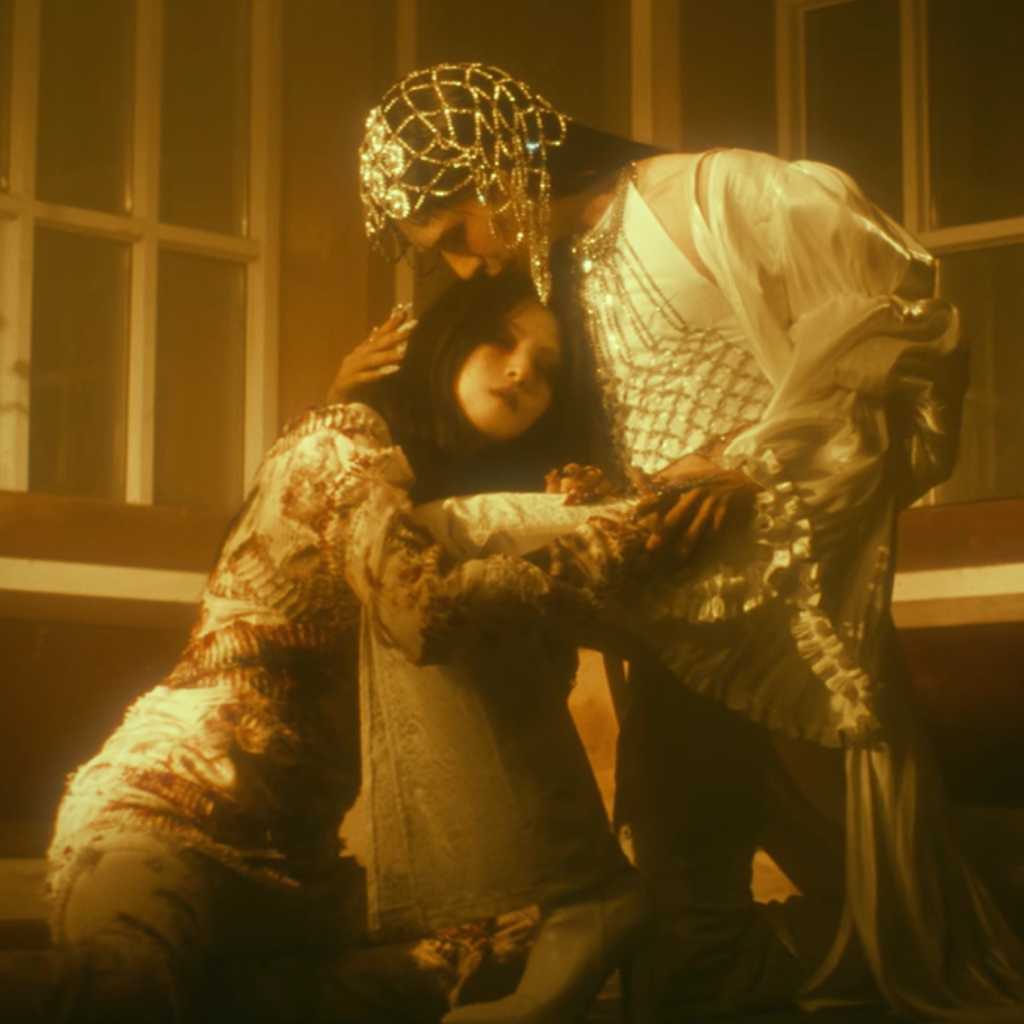 XLOV、ハン・ソヒの頭にキス！？近距離で見つめる場面も…タイトル曲「SERVE」MV公開