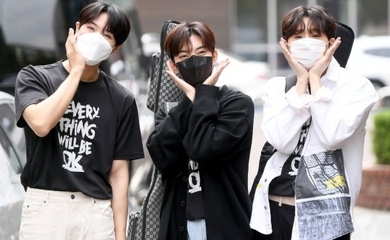 【PHOTO】AboutU「不朽の名曲」収録に参加…爽やかなお花ポーズ