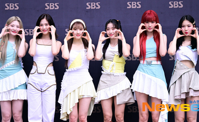 Photo Stayc 2時脱出cultwo Show 出演のため放送局へ キュートなハートポーズ Kstyle