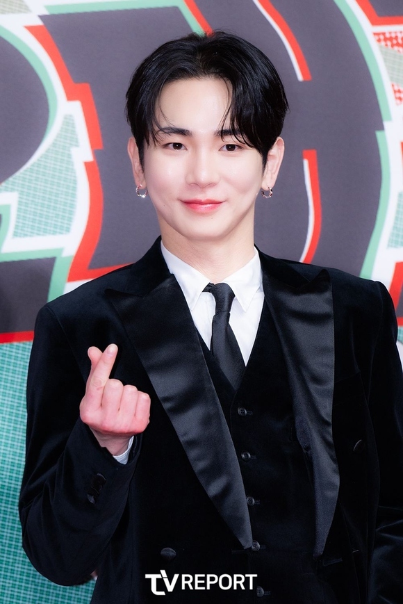 PHOTO】SHINee キー「2024 SBS歌謡大典」レッドカーペットに登場