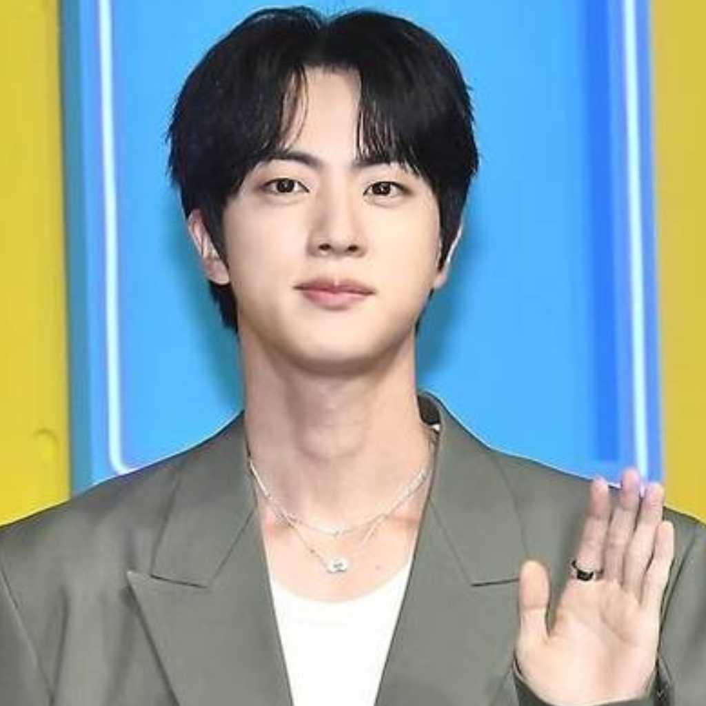 BTS ジン、変装なしでテーマパークに！飾らない自然体な姿に釘付け…記念ショットも続々公開