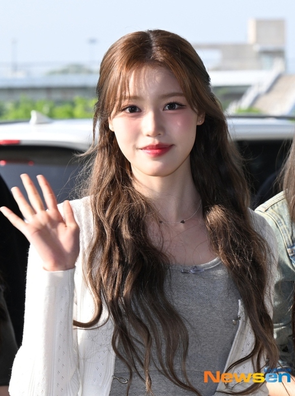 PHOTO】izna「KCON JAPAN 2025」のため日本へ…笑顔で挨拶（動画あり