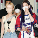 【PHOTO】aespa、初の来日ショーケースを終えて韓国に到着…腕を組んで登場(動画あり)