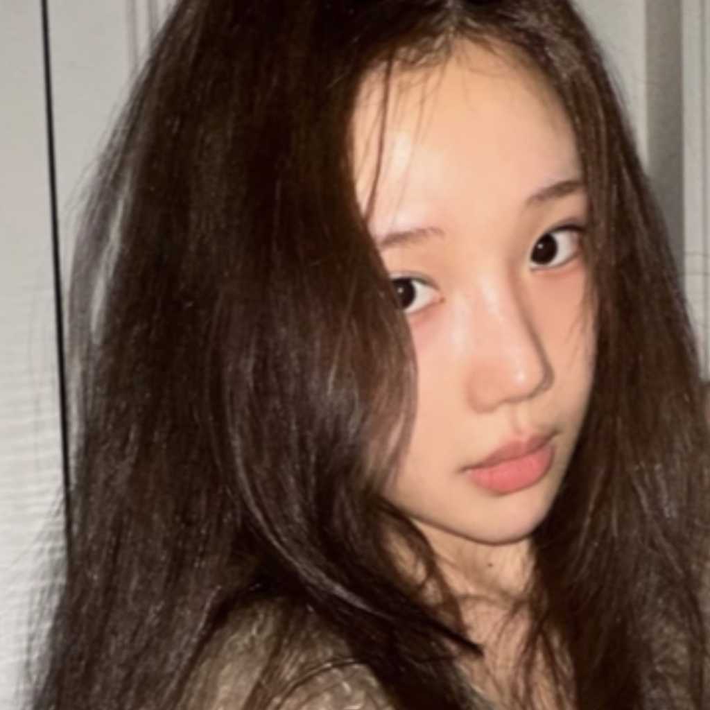 MOMOLAND ジュイ、美貌が際立つセルフショットを公開…スリムなウエストに釘付け