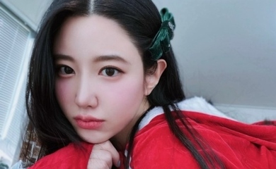 “アイドルから女優に転向”シン・ジウォン、熱愛認め初のインスタ更新…サンタ姿の近況ショット公開