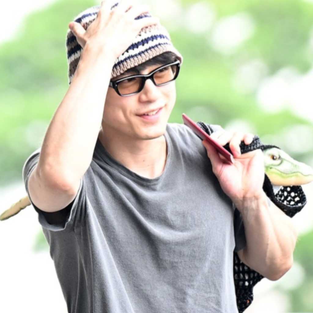 【PHOTO】坂口健太郎、韓国でのスケジュールを終えて帰国…ワニのぬいぐるみに注目（動画あり）
