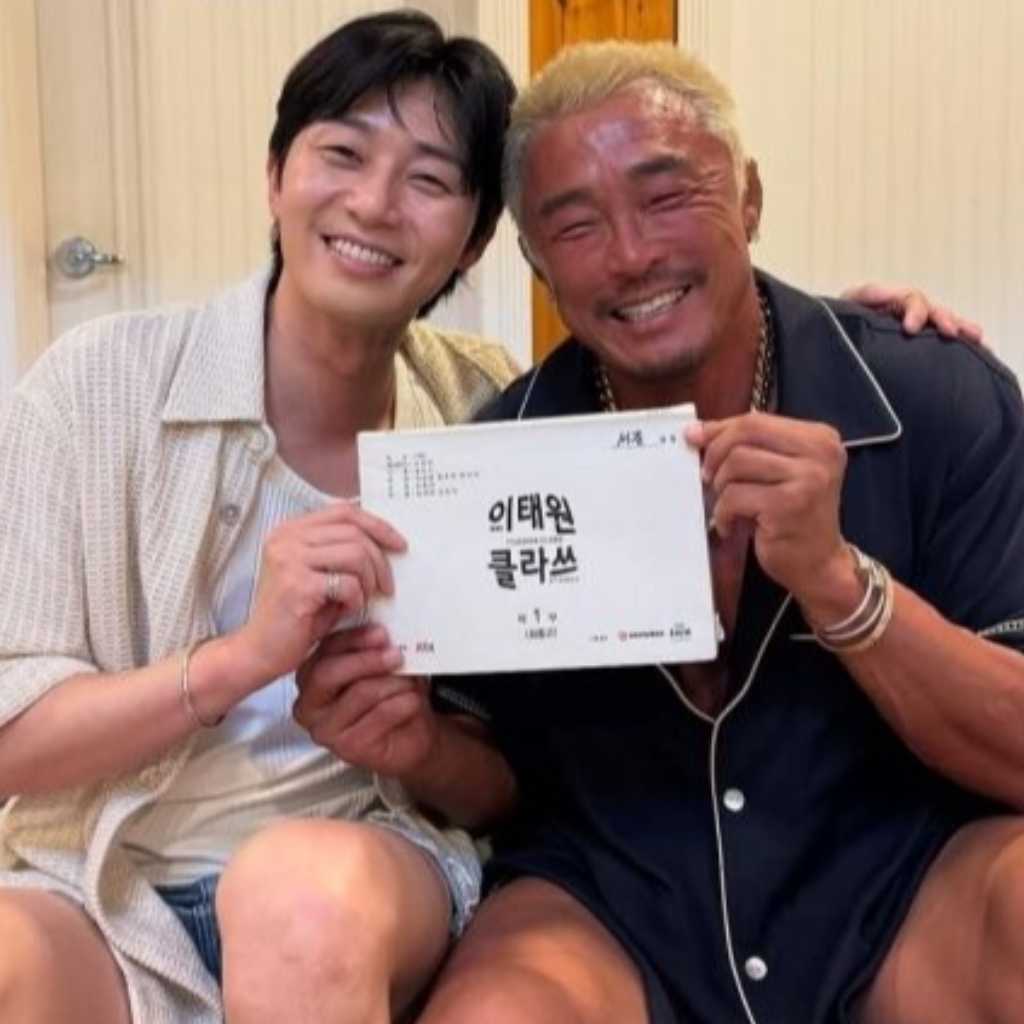 秋山成勲、パク・ソジュンからの特別なプレゼントに感激…ケーキやバーステーソングを歌う仲睦まじい姿も