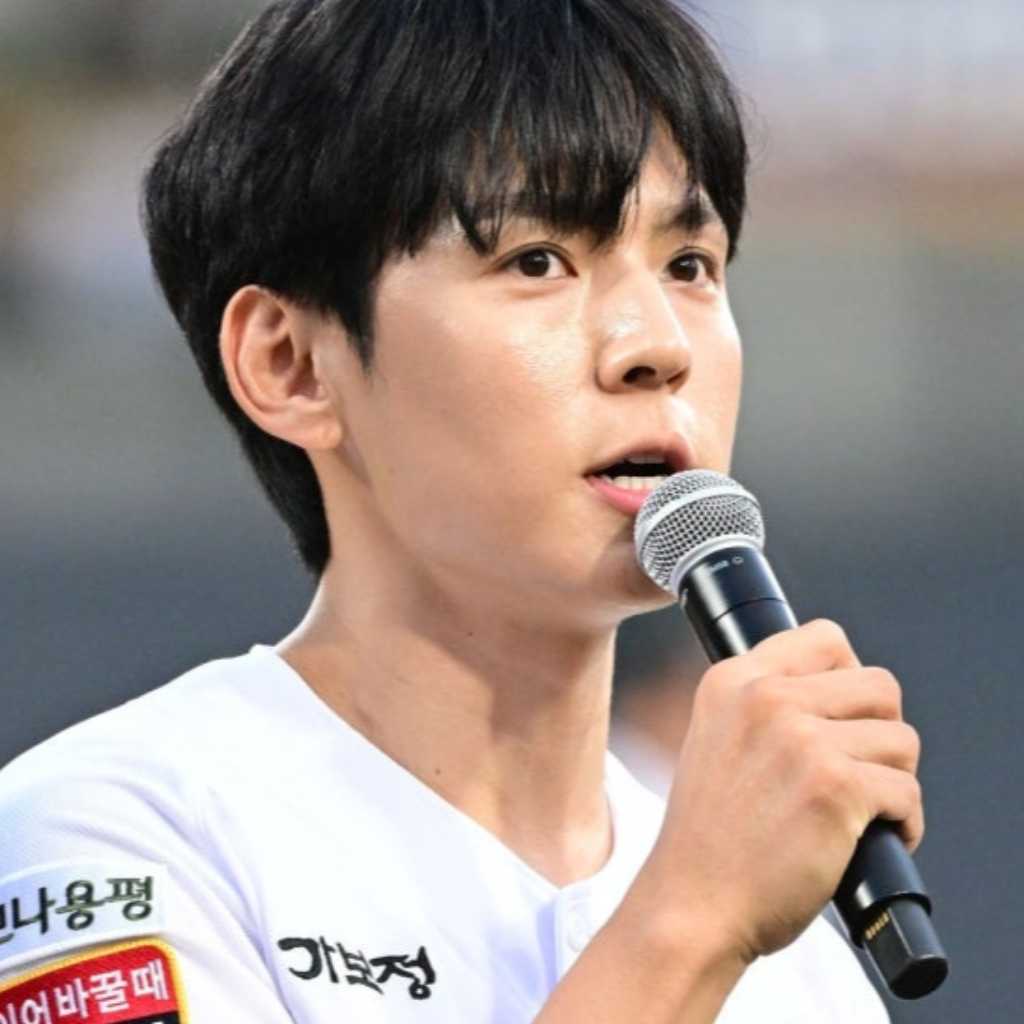 【PHOTO】カン・ヒョンソク、始球式に登場…力強い投球フォーム