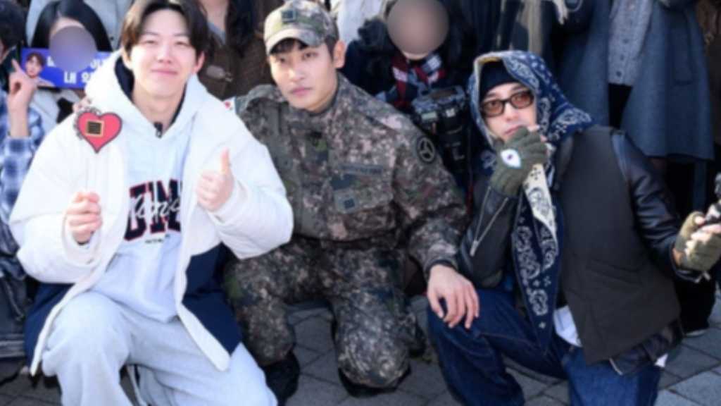 【PHOTO】歌手パク・ジェジョン、本日除隊！DAY6 ドウン＆ロイ・キムとファンに挨拶