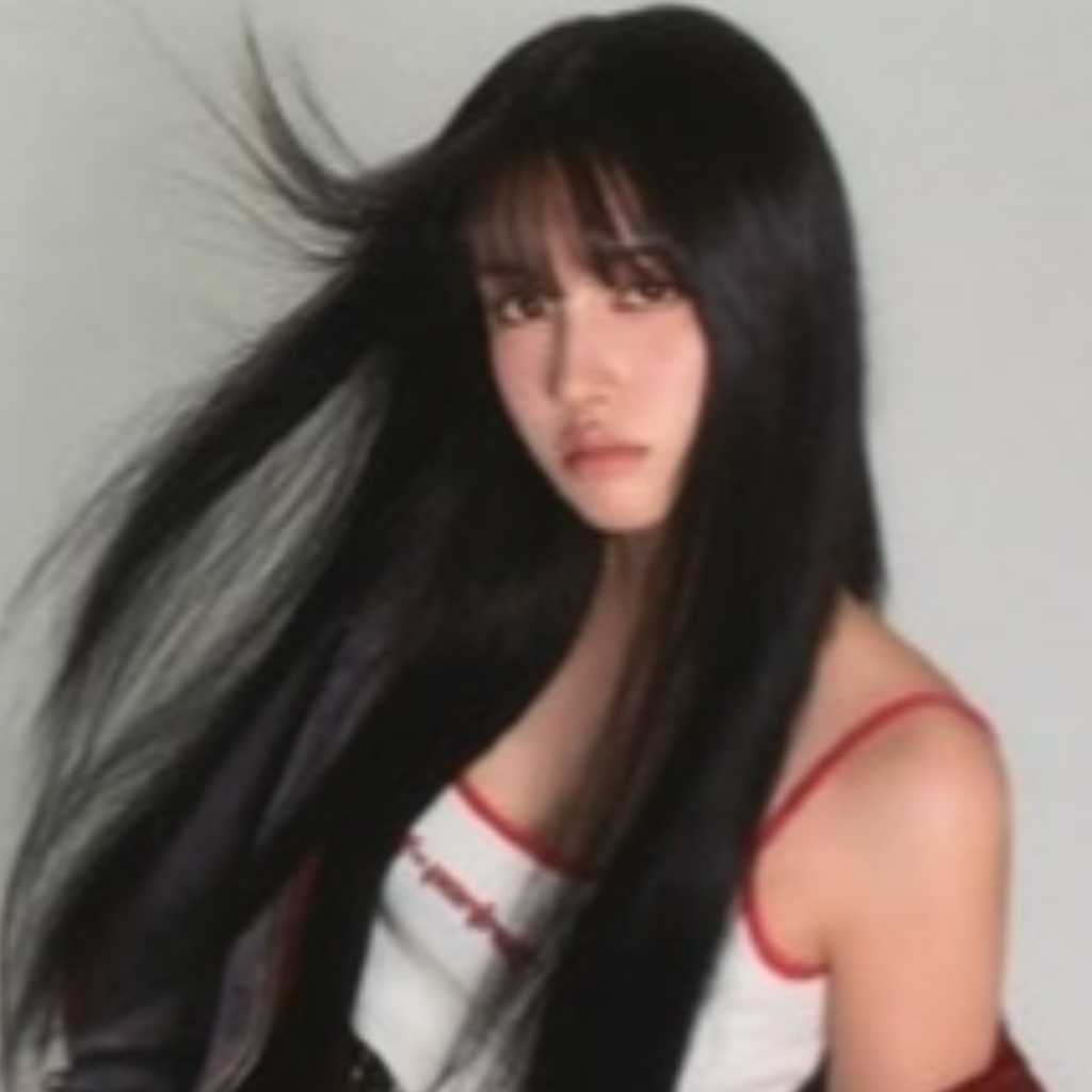 STAYC ユン、夢幻的な雰囲気と深い眼差し…グラビアで多彩な魅力をアピール