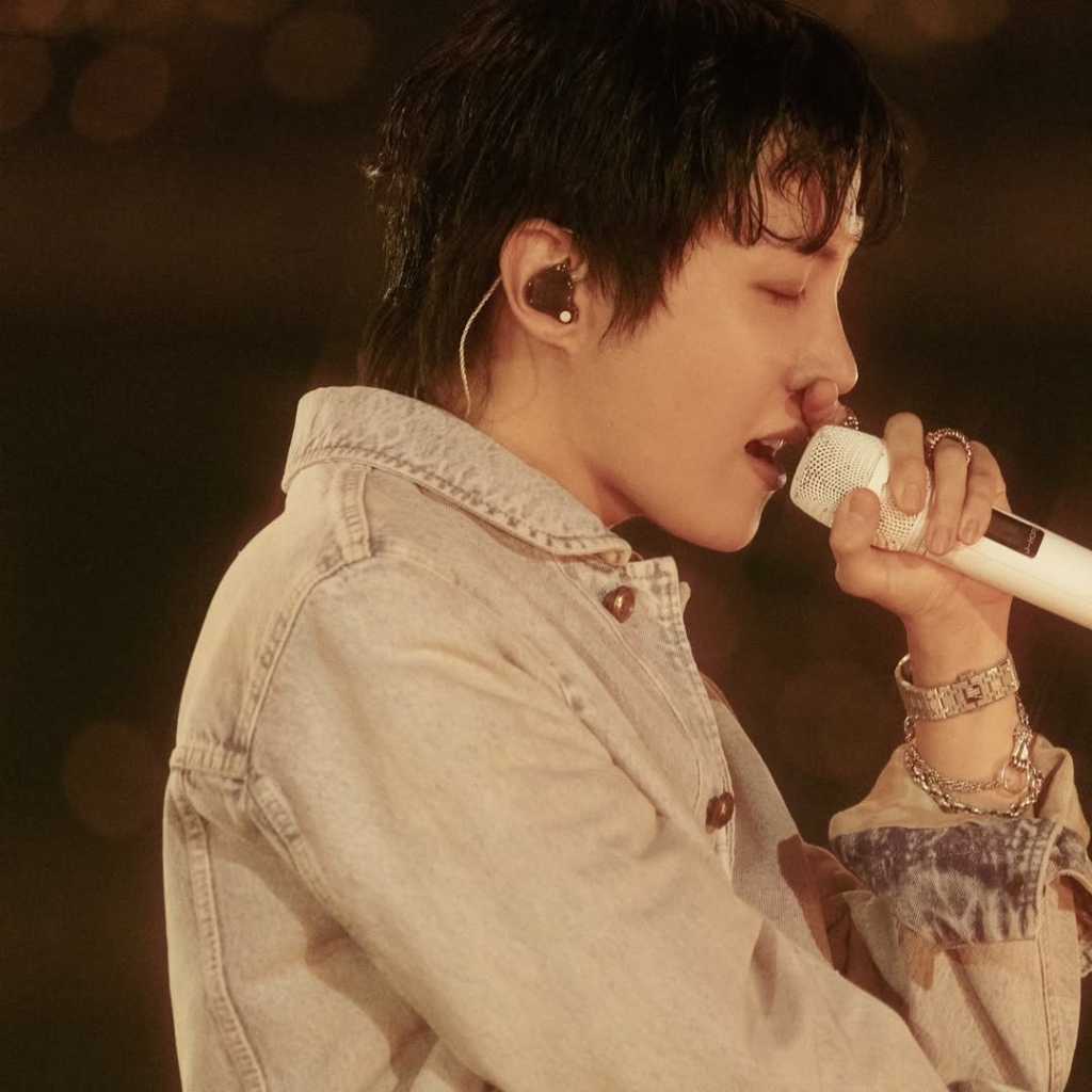 BTSのJ-HOPE、来日中に家族の悲報…涙を流す姿も