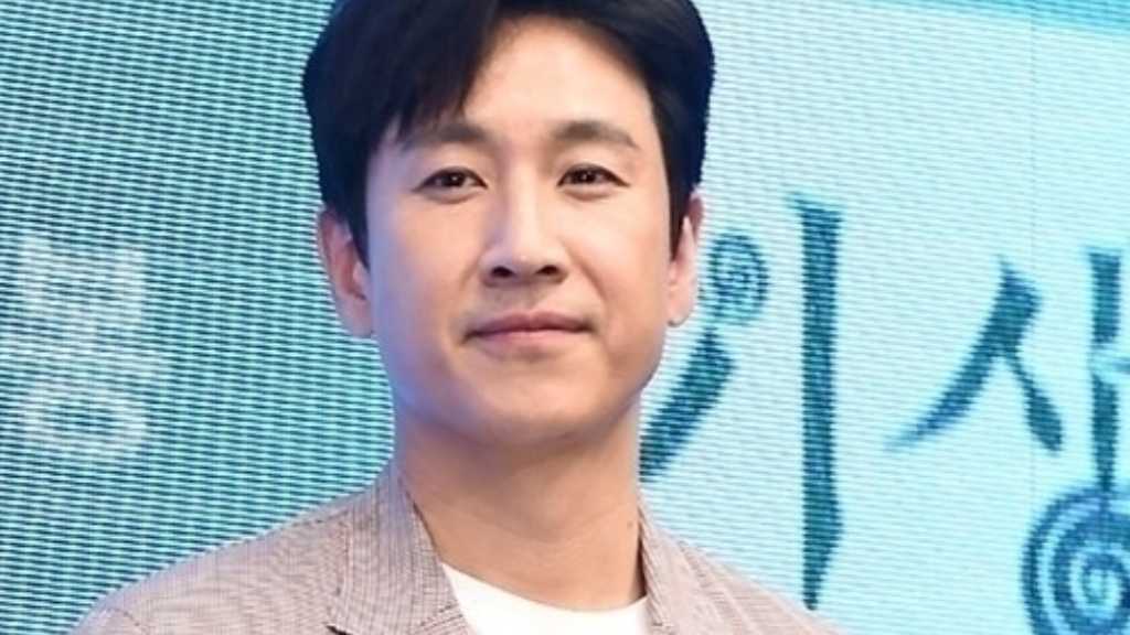 イ・ソンギュンさんの捜査情報を流出した警察官、検察が懲役3年を求刑