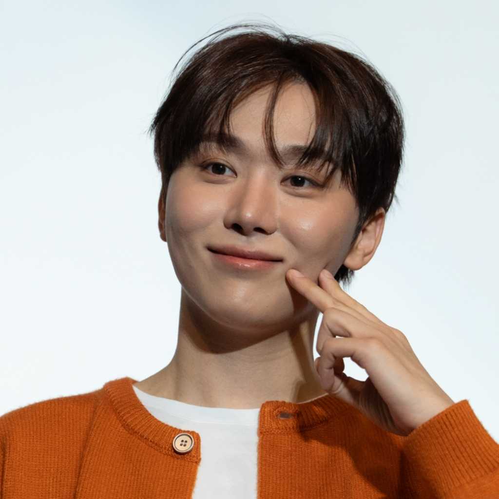 【REPORT】SEVENTEEN スングァン、みかん色のカーディガンでお茶目に登場!会場のファンと交わした約束は?「もし街で会ったら…」