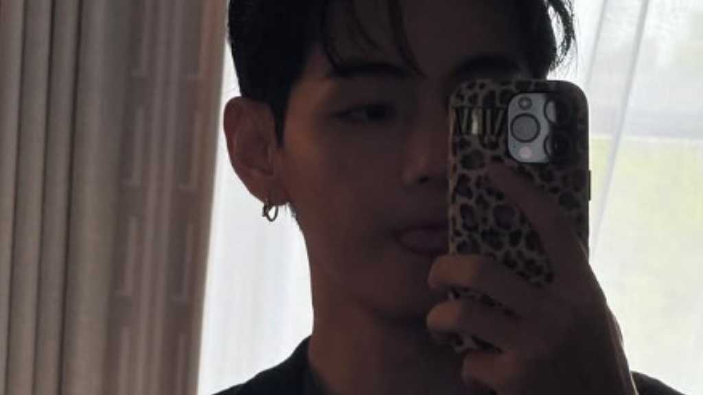 BTSのV、パリでワインパーティーに参加？彫刻のようなビジュアルの近況ショットを公開