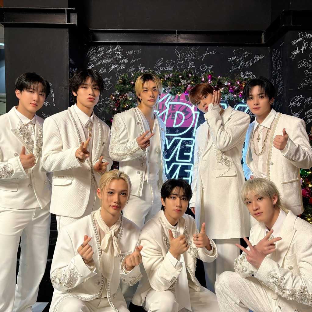 Stray KidsからENHYPENまで「CDTV」に韓国から4組が出演!クリスマスの雰囲気たっぷりのステージで魅了