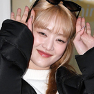【PHOTO】(G)I-DLE ミンニ、スケジュールのためタイへ出国…可愛らしいポーズで挨拶(動画あり)