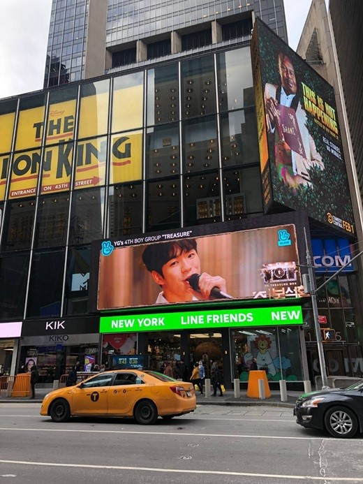 YGの新ボーイズグループ”TREASURE、ニューヨーク・タイムズスクエアの電光掲示板に登場！ - Kstyle